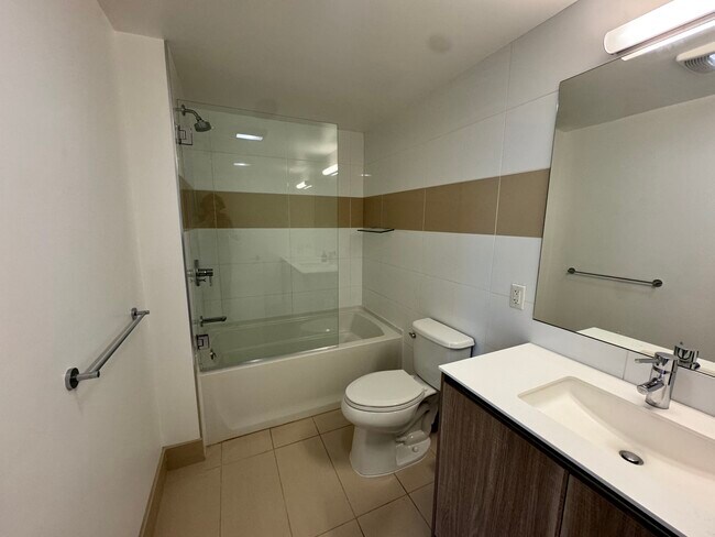 Building Photo - 8 Buchanan-301