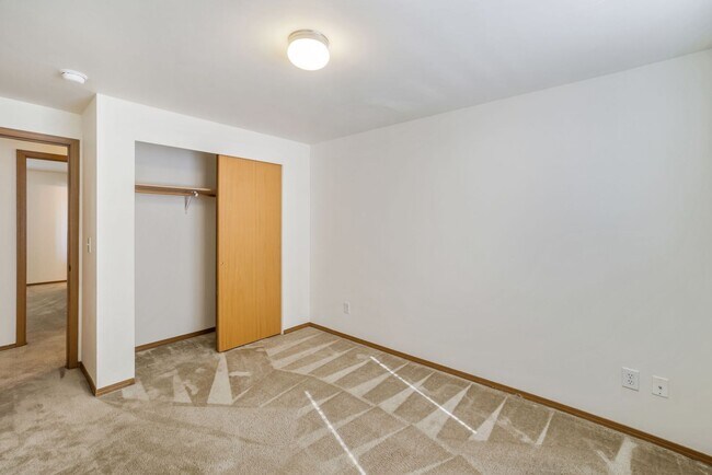 Building Photo - 4BR Split Level