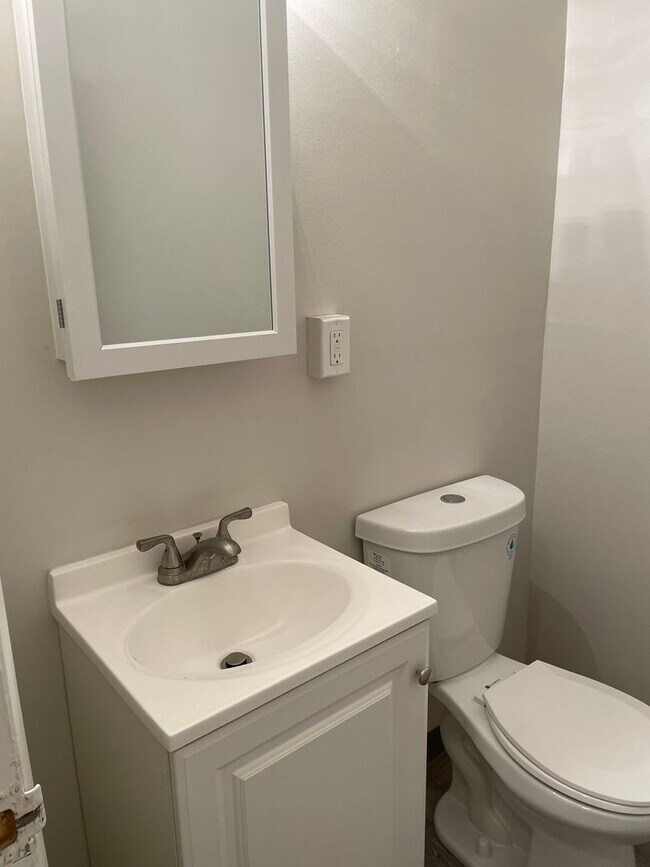 Building Photo - Spacious 3 Bedroom Townhouse