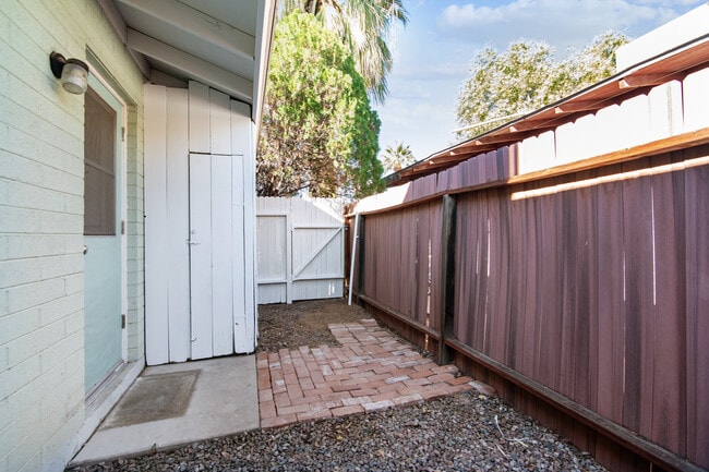 Building Photo - Granada Suites