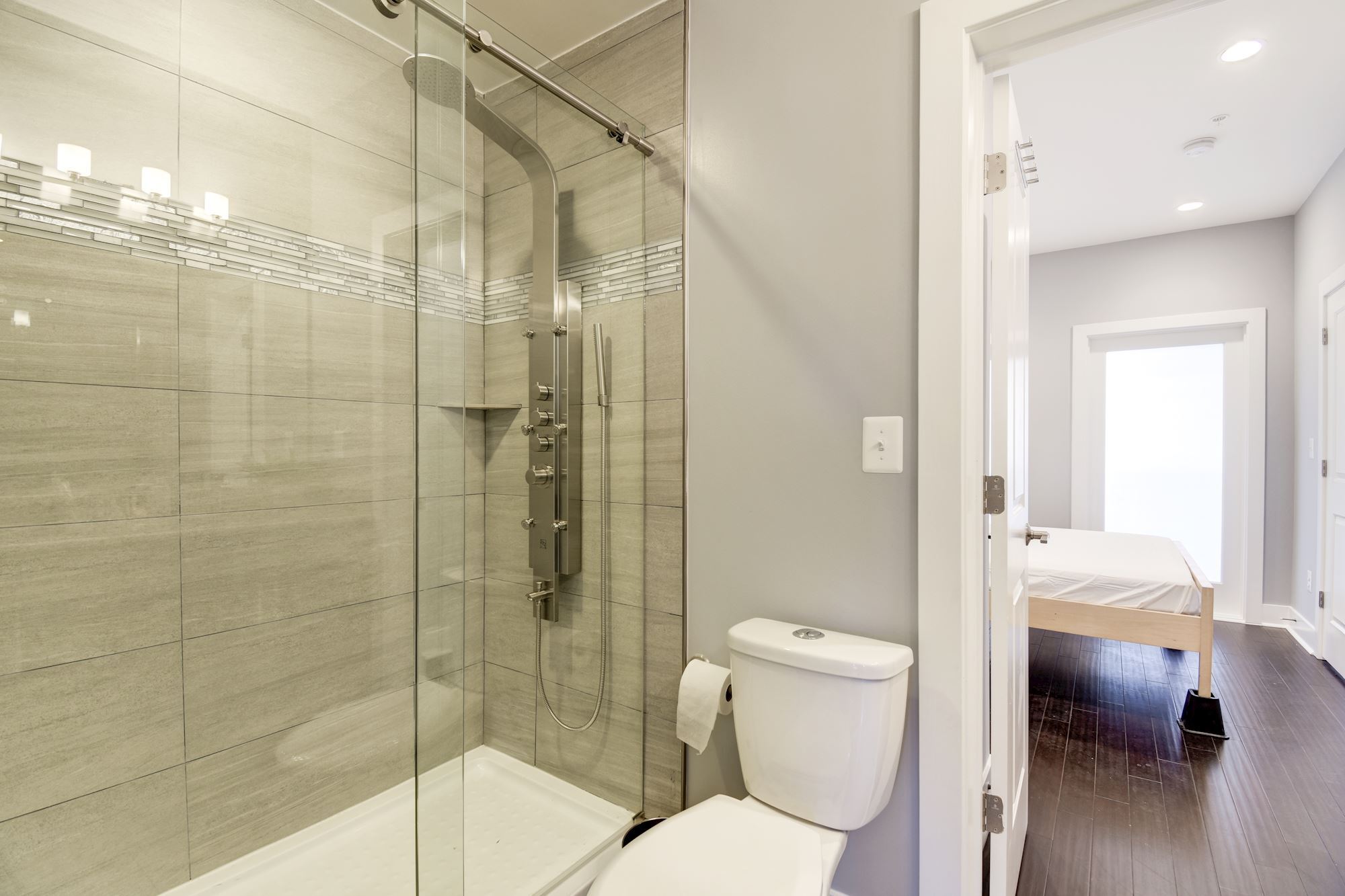 Building Photo - 2122 3rd St NE