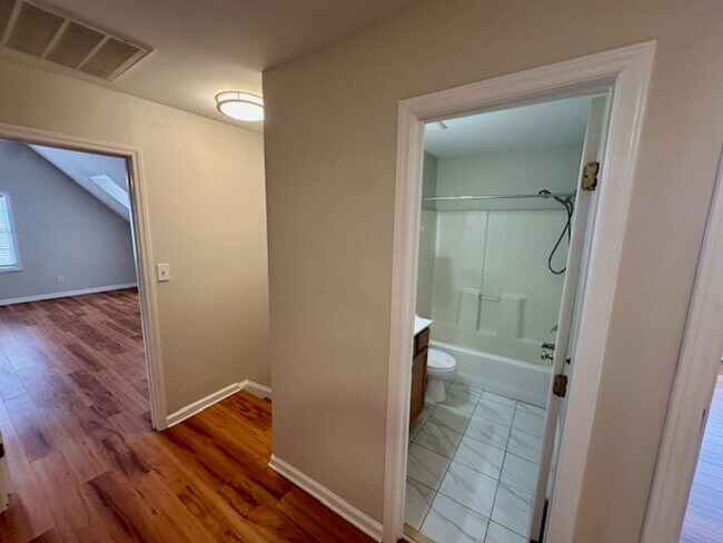 Building Photo - Stylish Living on a Cul-de-Sac in The Poin...