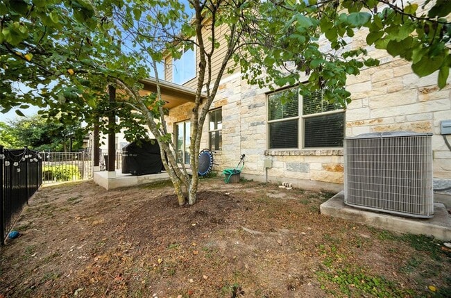 Building Photo - 516 E Slaughter Ln