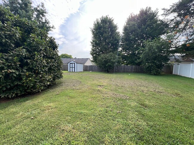 Building Photo - Spacious 4 Bedroom 2.5 Bath Available Now!