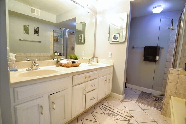 Building Photo - 5101 Hollow Wood Ct