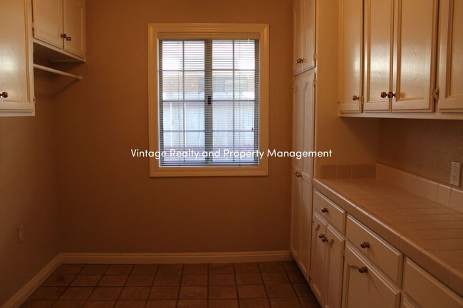 Building Photo - Top Of The Line Big 2/3 Bedroom Single Story Home Ready to Go!!!