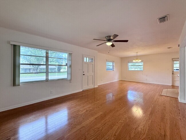 Building Photo - 1502 W Country Club Dr