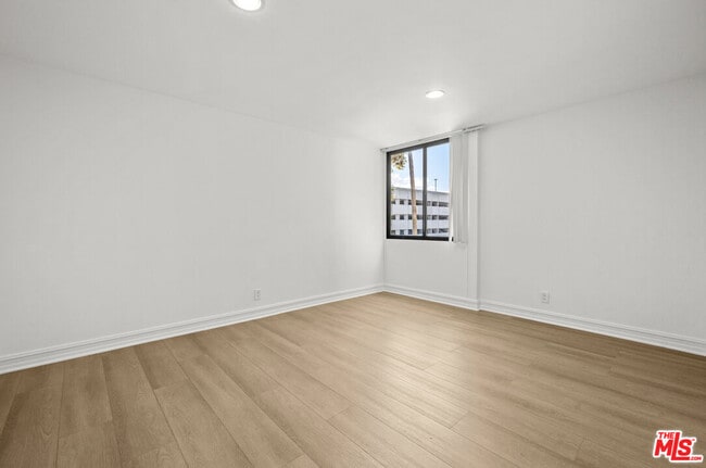 Building Photo - 262 N Crescent Dr