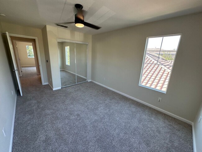 Building Photo - Beautiful 4 Bedroom, 2.5 Bath Tracy Home /...