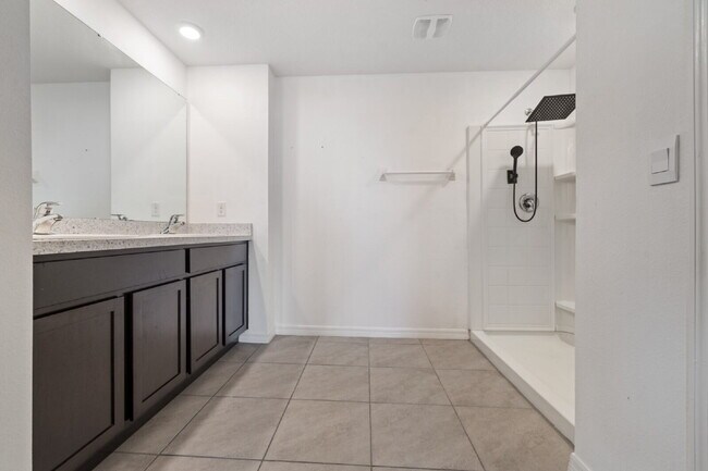 Building Photo - "Spacious 5-Bedroom Haven with Stunning Lake Views & Granite Elegance in Riverview!"