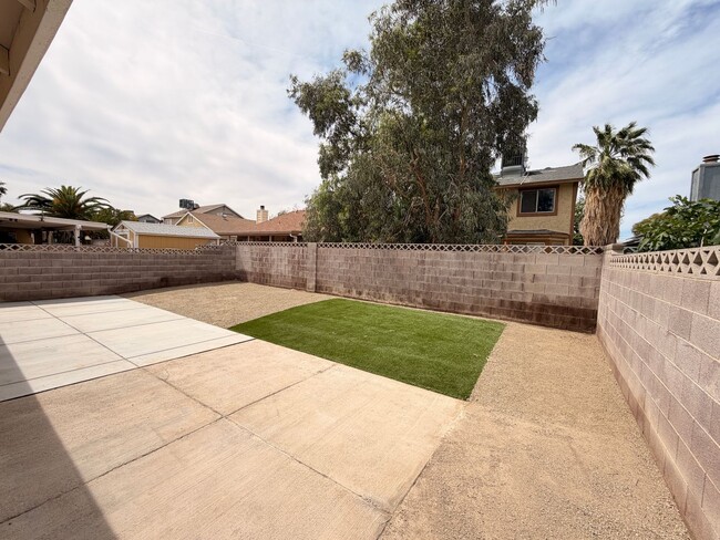 Building Photo - Welcome to this charming single-story home located in the Sunrise Manor!