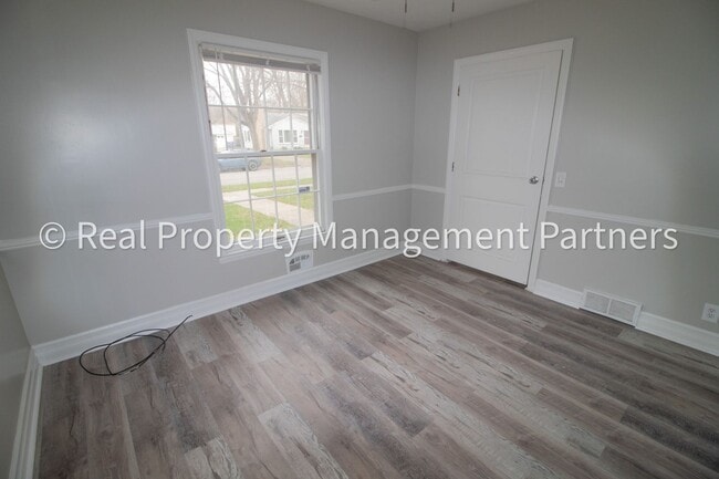 Building Photo - 1 Room for Rent in a 6-Bedroom Student Hom...