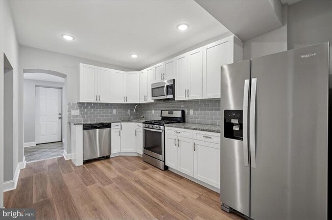 Building Photo - 447 Durfor St
