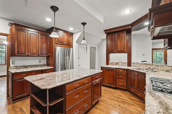 Building Photo - Charming 5 Bedroom, 3.5 Bathroom Home in M...