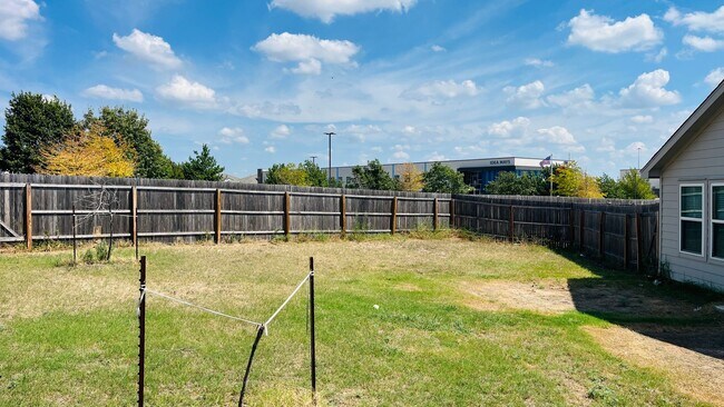 Building Photo - Spacious 4BR w/ Large Backyard – Close to ...