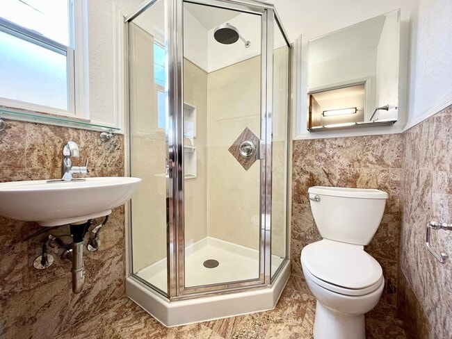 Building Photo - Updated 3-Bed / 2-Bath Single-Family Home!