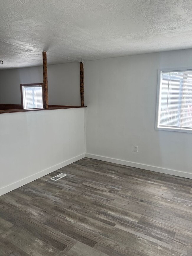 Building Photo - 2 bed, 1 bath Manufactured Home in the Mill Hollow Community!