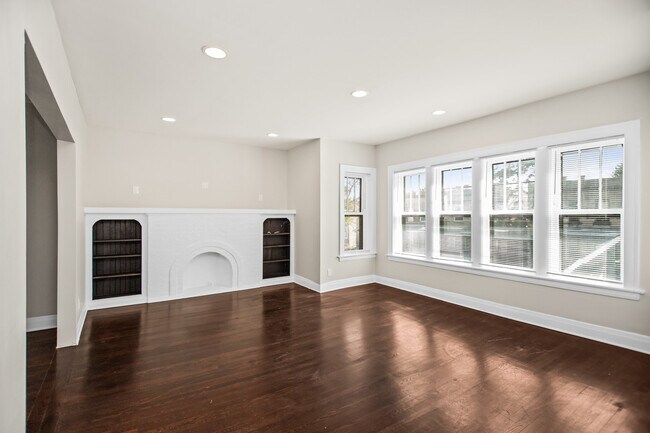 Building Photo - 4146 W Cornelia Ave