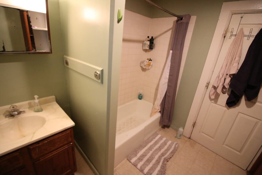 Full Bath - 217 E King St