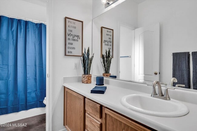 Building Photo - Incredible Spacious Back Yard! Large Covered Patio!