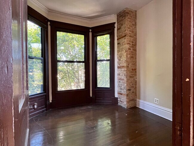 Building Photo - 3765 N Kenmore Ave