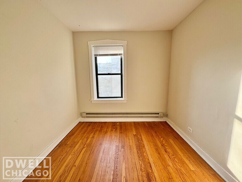 Building Photo - 3825 N Greenview Ave