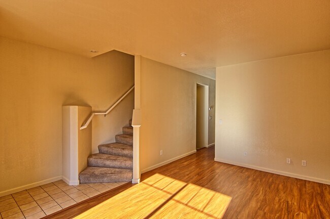 Building Photo - Updated Condo in North Reno