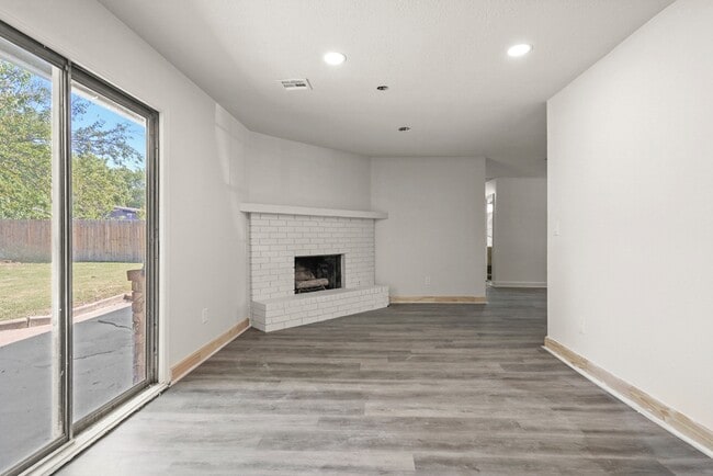 Building Photo - 412 W Austin St