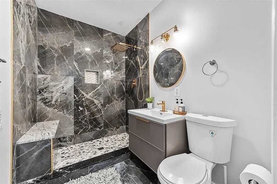 Building Photo - 15 Ancona Rd