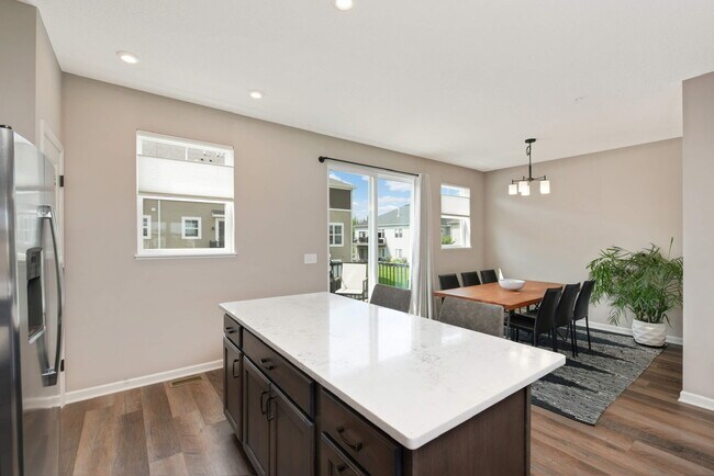 Building Photo - 848 Roselyn Dr