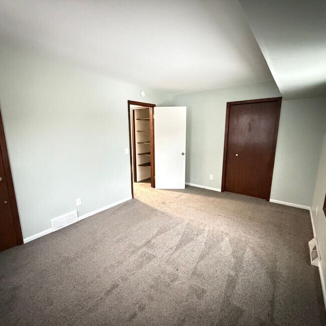 Building Photo - Rockford Schools!  4-Bedroom Duplex