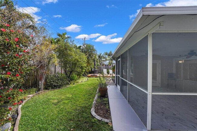 Building Photo - 2725 SE 5th Ct