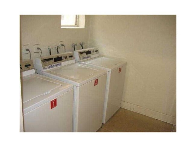 Building Photo - 770 SE 2nd Ave