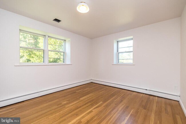 Building Photo - 932 Croton Rd