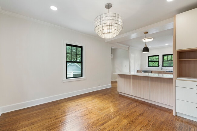 Building Photo - 727 Pelhamdale Ave