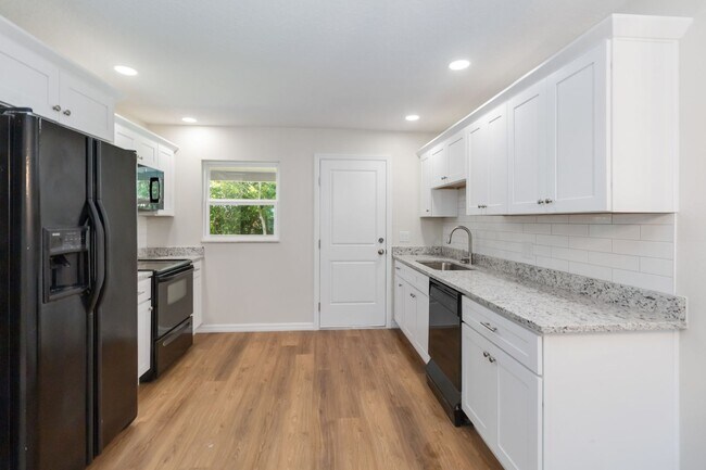Building Photo - MOVE IN SPECIAL-Beautiful Newly Renovated 2/1 Duplex in St. Cloud Close To Lakefront
