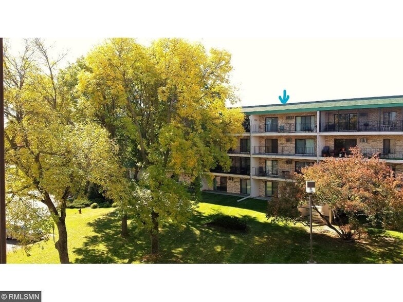 Top Floor Condo Location - 10411 Cedar Lake Rd