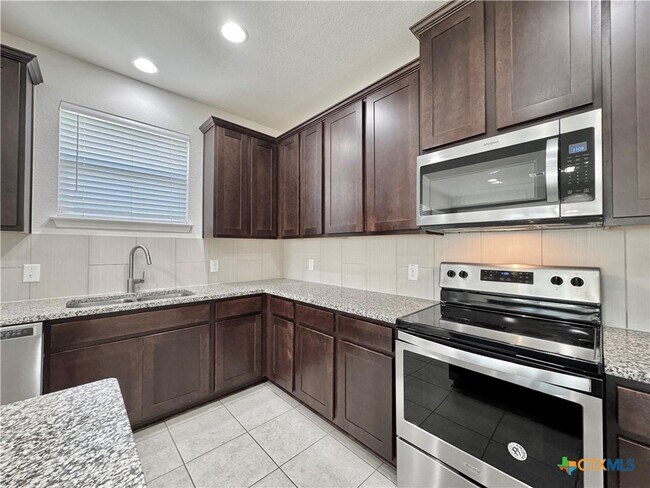 Building Photo - 320 La Escalera Dr