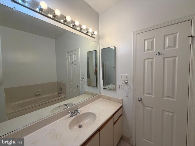 Building Photo - 5911 Barbados Pl