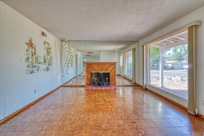 Building Photo - 5 Bedroom 3-bathroom Large single level home!