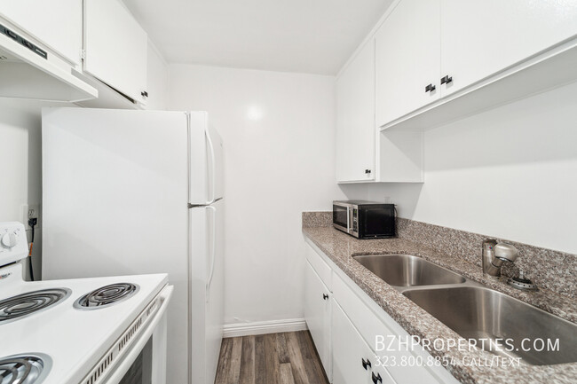 Building Photo - 7076 Lanewood Ave