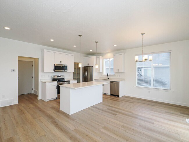 Building Photo - 4 Bedroom, 2.5 bathroom Eagle Mountain Home