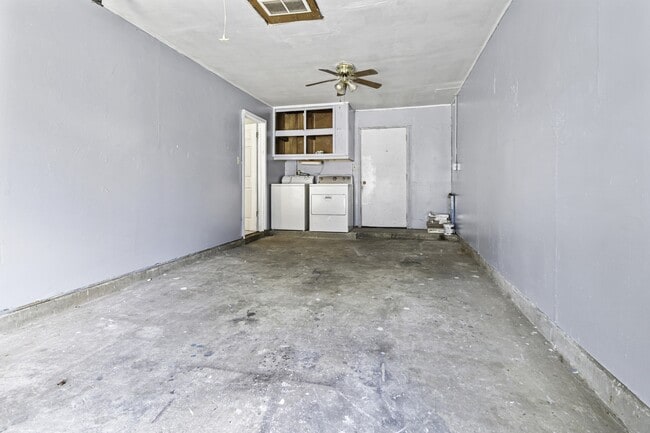 Building Photo - 421 Holy Cross Pl