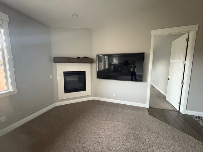 Building Photo - Charming 4-Bedroom Home in Highly Sought After Santa Clara!