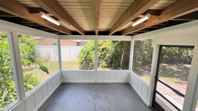 Building Photo - Lovely 3 Bedroom, 2 Bathroom Home in Melbo...