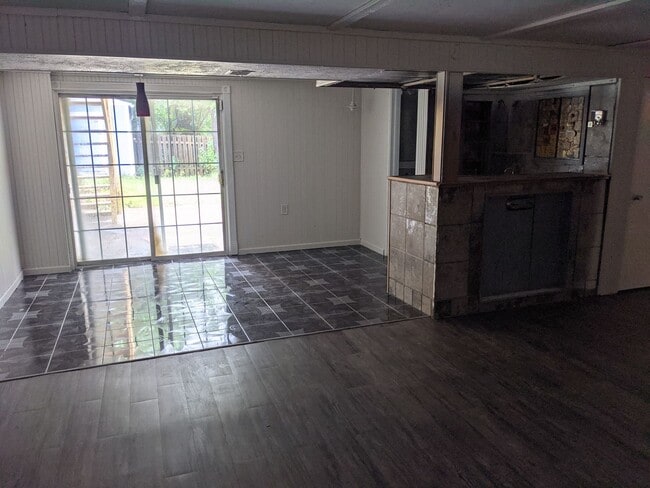 Building Photo - Recently updated Raytown single family home