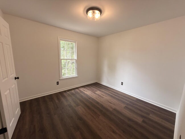 Building Photo - Move-In ready-Rosewood 3BR w/ Fenced Yard + Pet Friendly