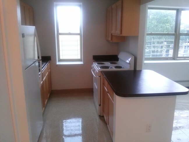 Interior Photo - 700 Rosewood St