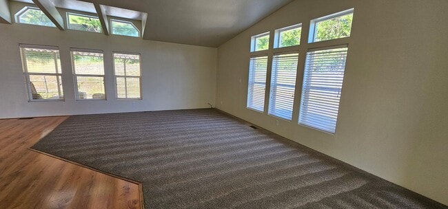 Building Photo - Horse Property on 2.5 Acres Minutes to Downtown Grants Pass