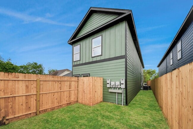 Building Photo - 3810 Hiford Dr